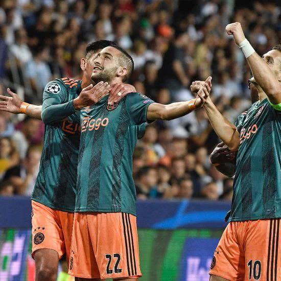 风格截然不 风格截然不